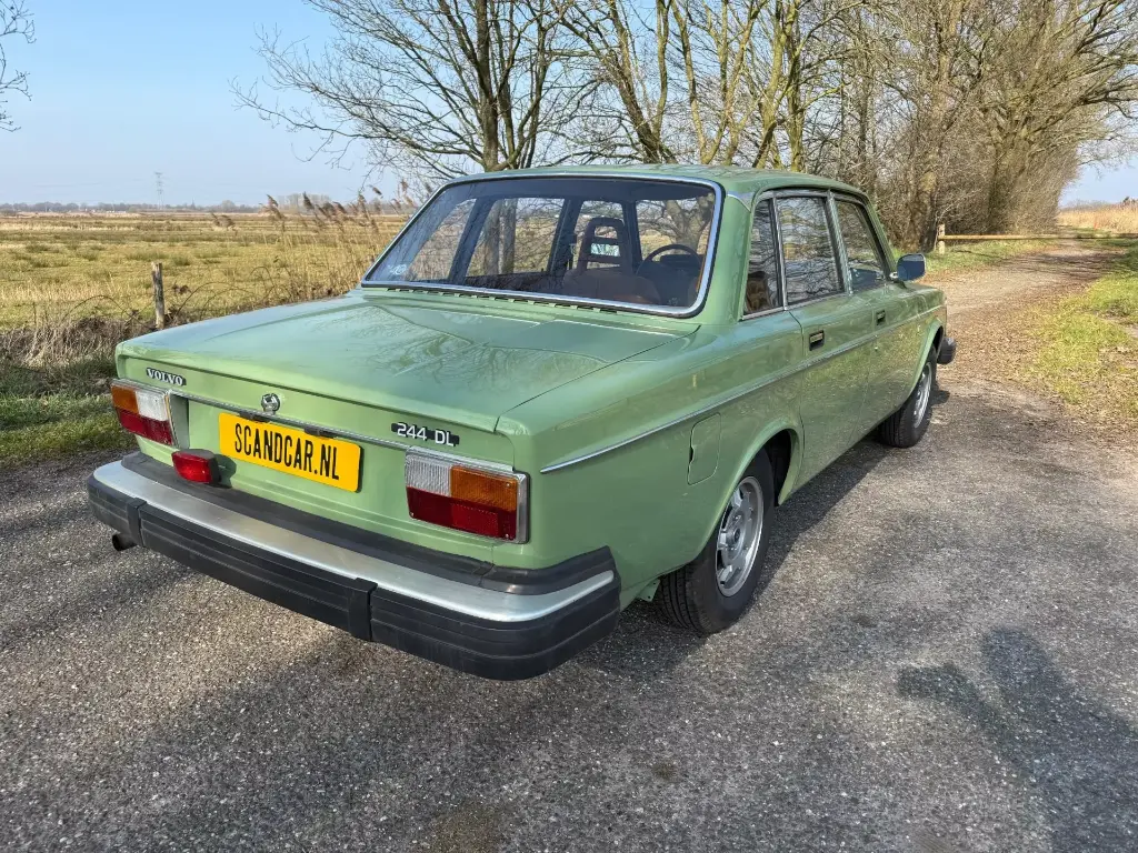 Volvo-244-2-1-DL-7.webp