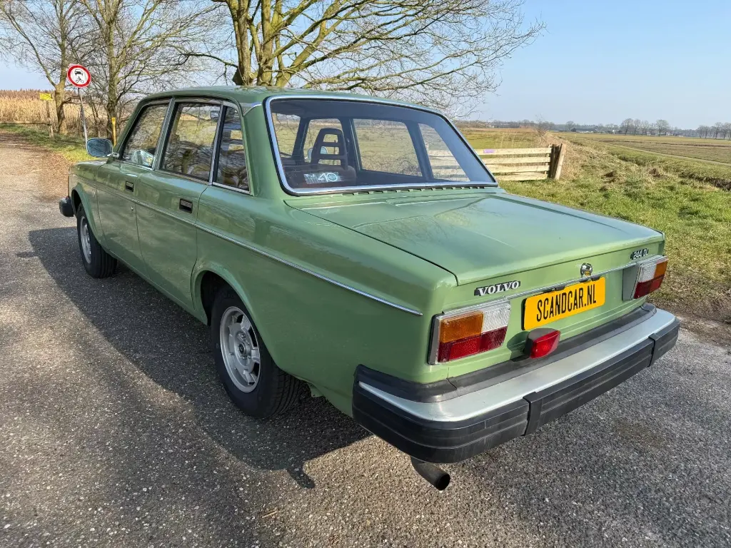 Volvo-244-2-1-DL-4.webp