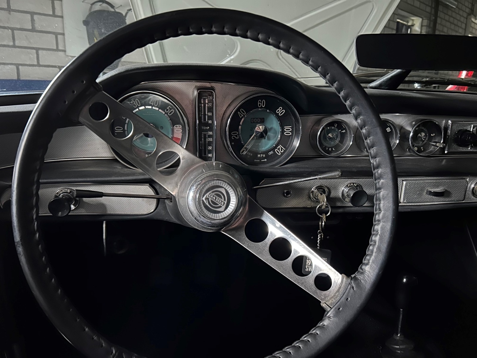 [665433]  Volvo Instrumentbræt P1800 aluminiumspanel venstre nederste VHD Volvo varenummer 665433