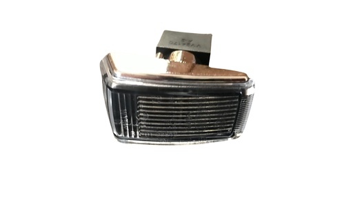 [9178885]  Volvo Positionslysblinklys forskærm hvid 240+260+740+760+940+960+90+V90+S90+V70 hvid med kromkant 240 740 V40 S70 V70 940 760 850 C70 960 S40 260 V90 S90 780 Volvo varenummer 9178885